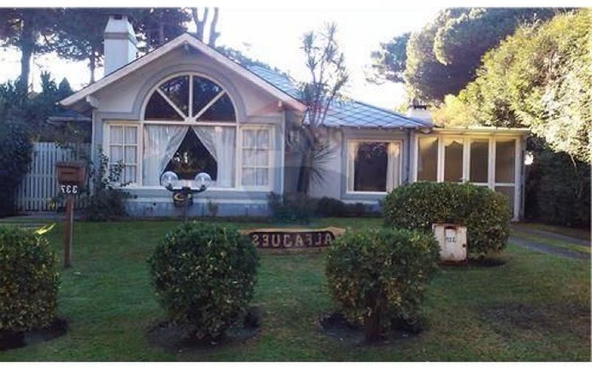 4 bedrooms House in Mar del Plata, Argentina No. 85247