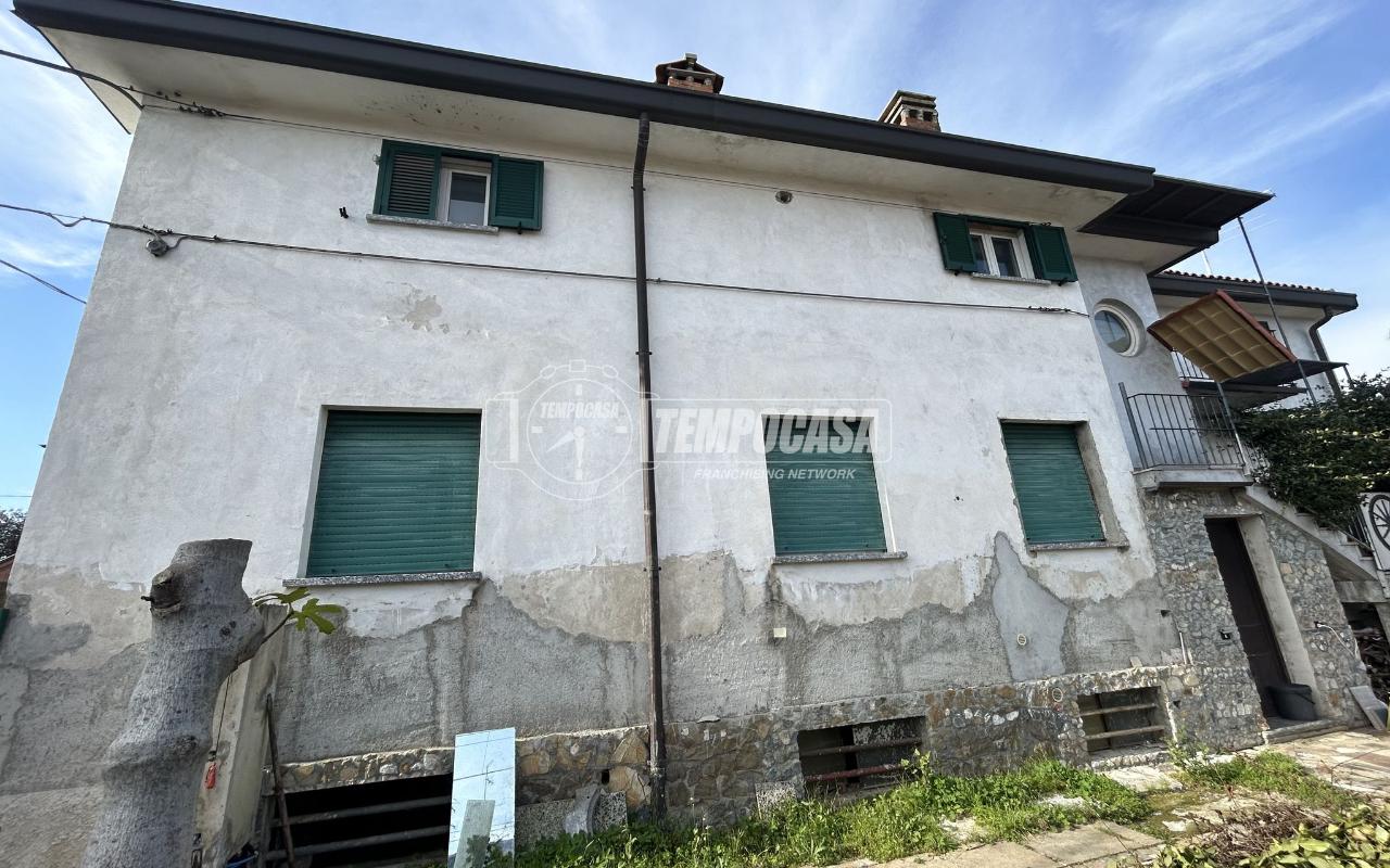 5 rooms House in Fino Mornasco, Italy No. 6013