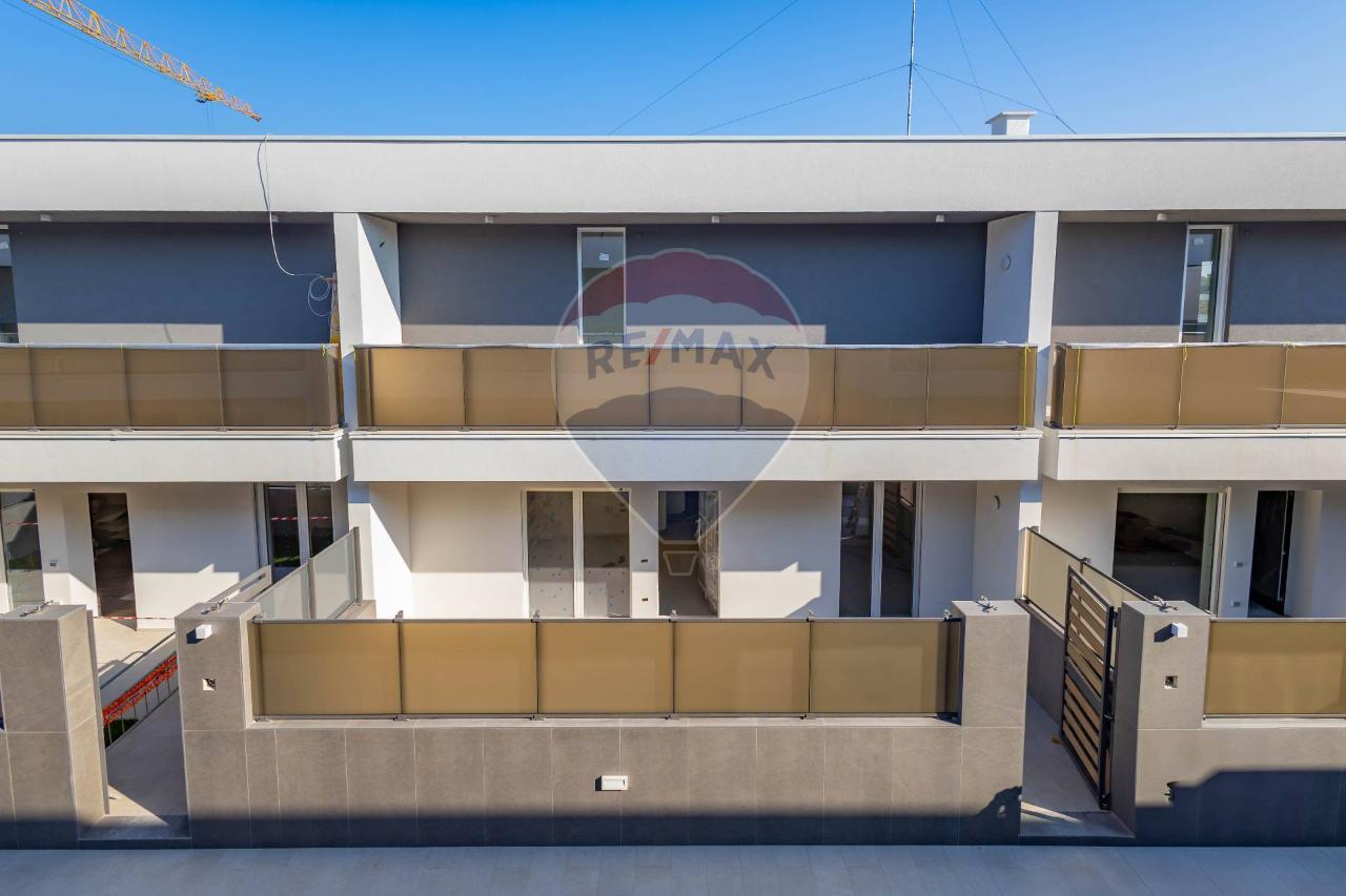 Villa de 5 habitaciónes en Bari, Italy No. 63623