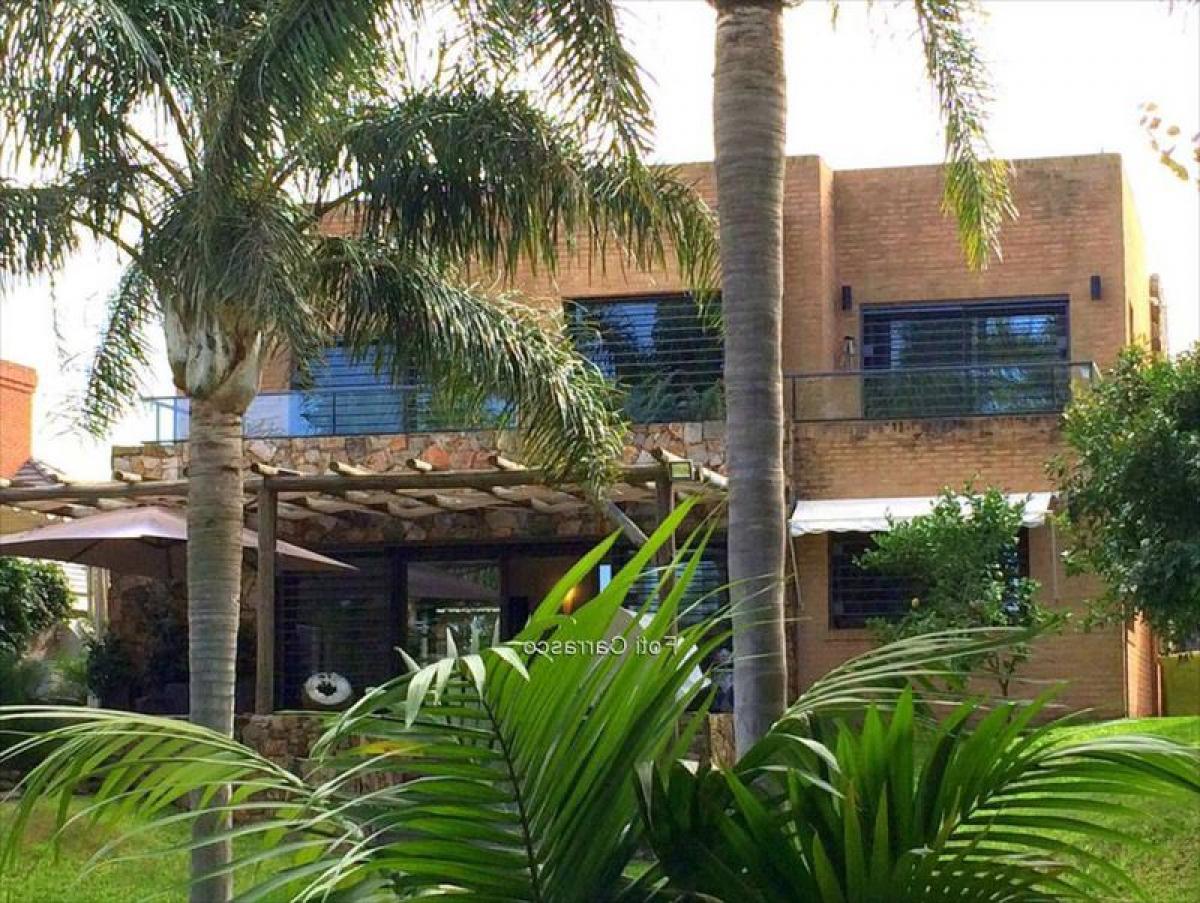 Дом с 4 спальнями в Монтевидео, Уругвай № 12485