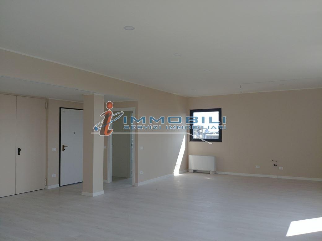 Apartamento de 4 habitaciónes en Milan, Italy No. 250742