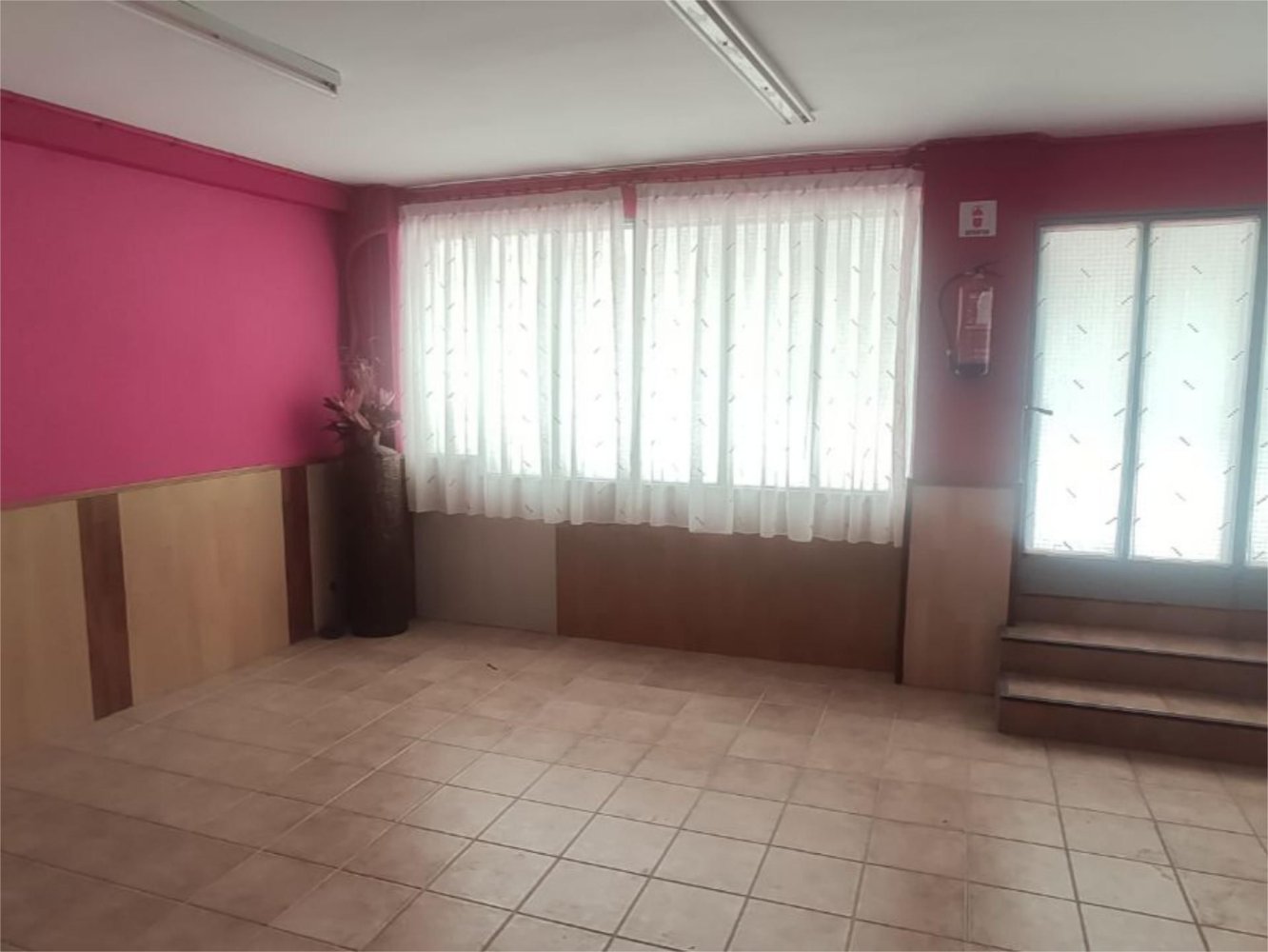  عقار تجاري في Chartered Community of Navarre, Spain 58متر مربع رقم 211835