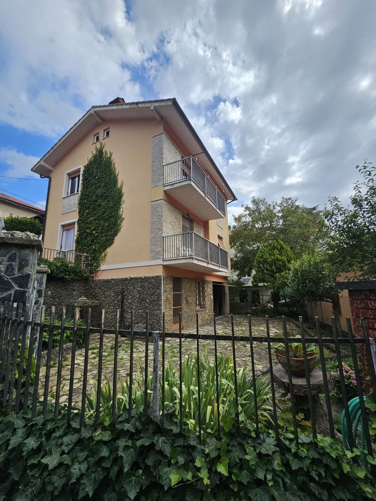 Casa de 6 habitaciónes en Montoggio, Italy No. 278115