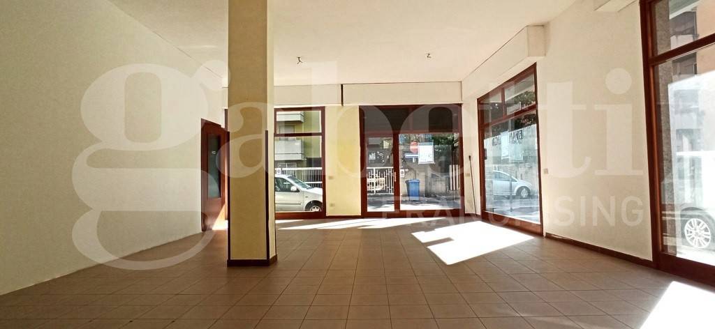  عقار تجاري في Oristano, Italy 102متر مربع رقم 275645