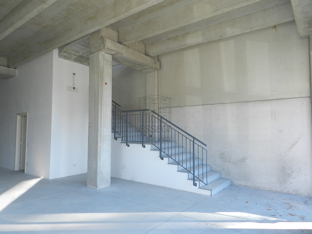 400m² Warehouse in Lucca, Italy No. 116374