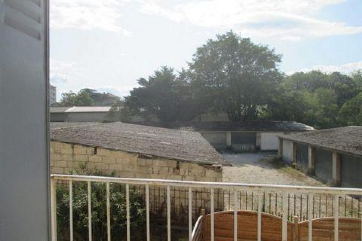 63m² Office in Valence, France No. 21368