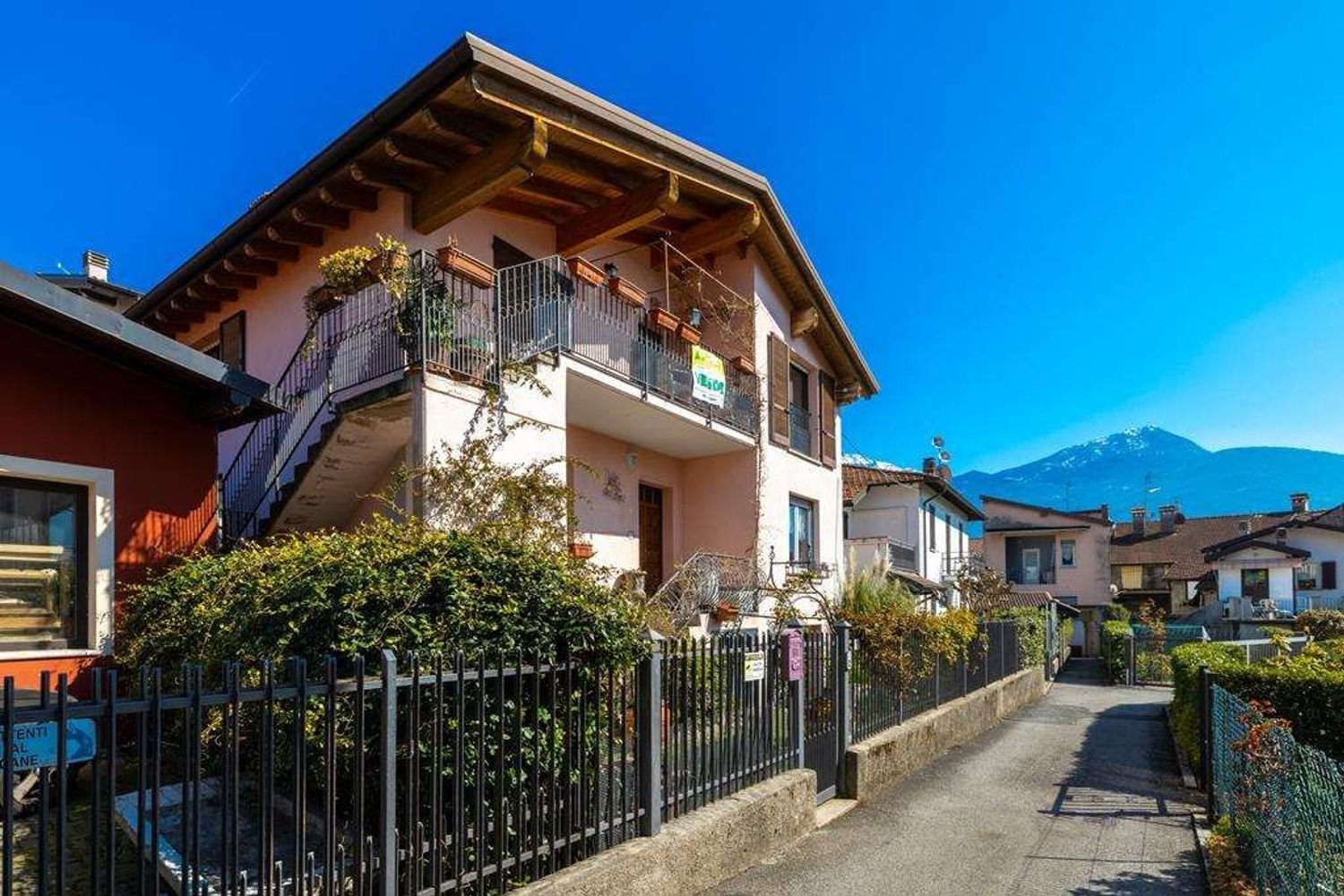 8 rooms House in Gravedona ed Uniti, Italy No. 59006