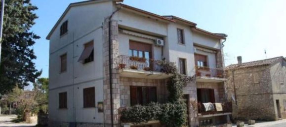 Apartamento de 7 habitaciónes en Gualdo Cattaneo, Italy No. 190443 2