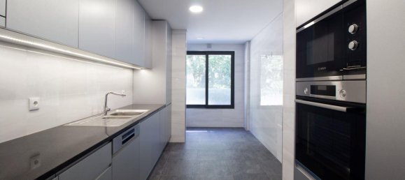 3 bedrooms Apartment in Porto, Portugal No. 130155 4