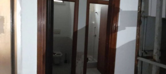 4-Zimmer Gewerbliche Immobilie in Saronno, Italy, Nr. 346662 2