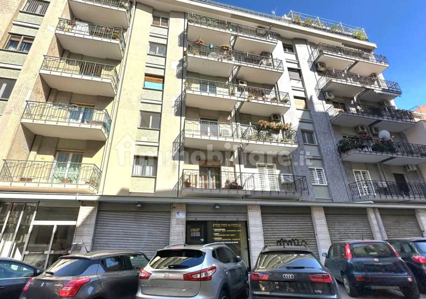 240m² Commercial property in Bari, Italy No. 353314