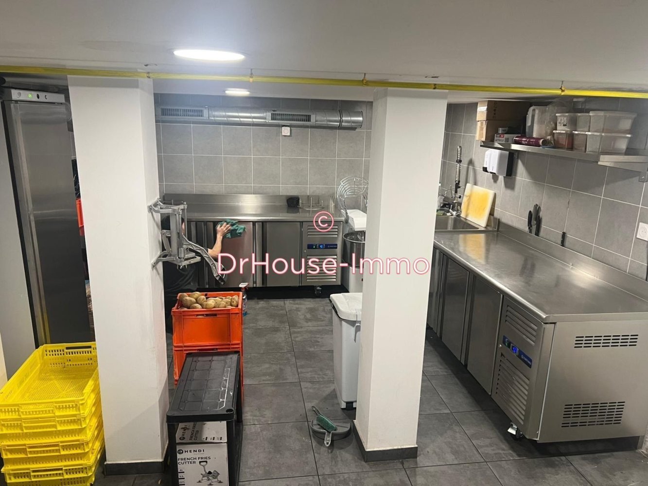  عقار تجاري في Clichy, France 90متر مربع رقم 135809