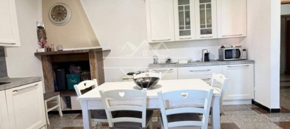 3 bedrooms House in Carrara, Italy No. 355294 6