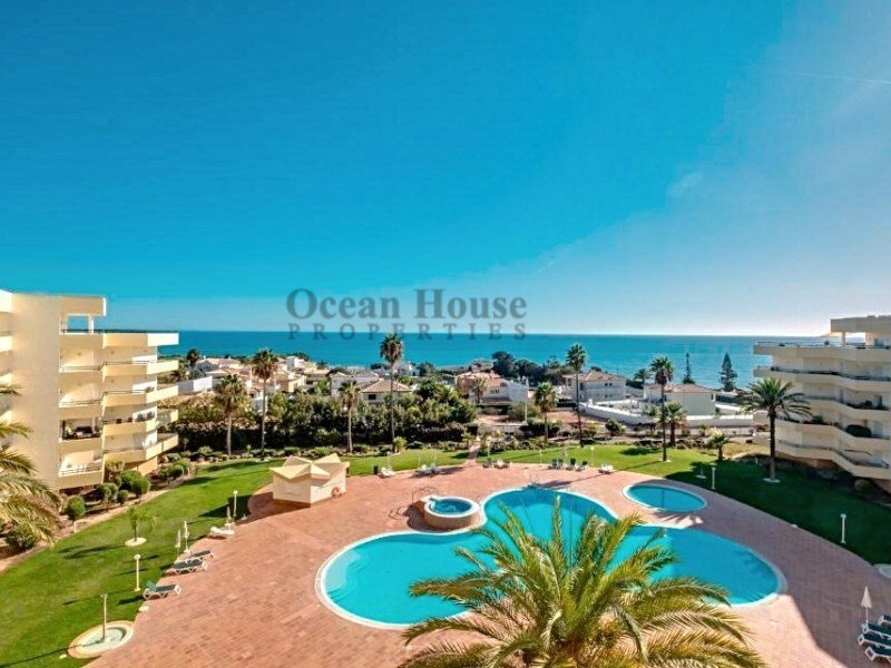 3 bedrooms Apartment in Guia, Portugal No. 247514