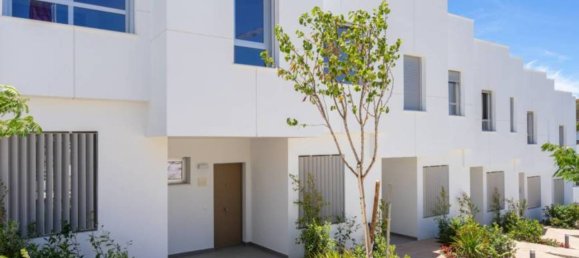 3 bedrooms Townhouse in Estepona, Spain No. 2472 4