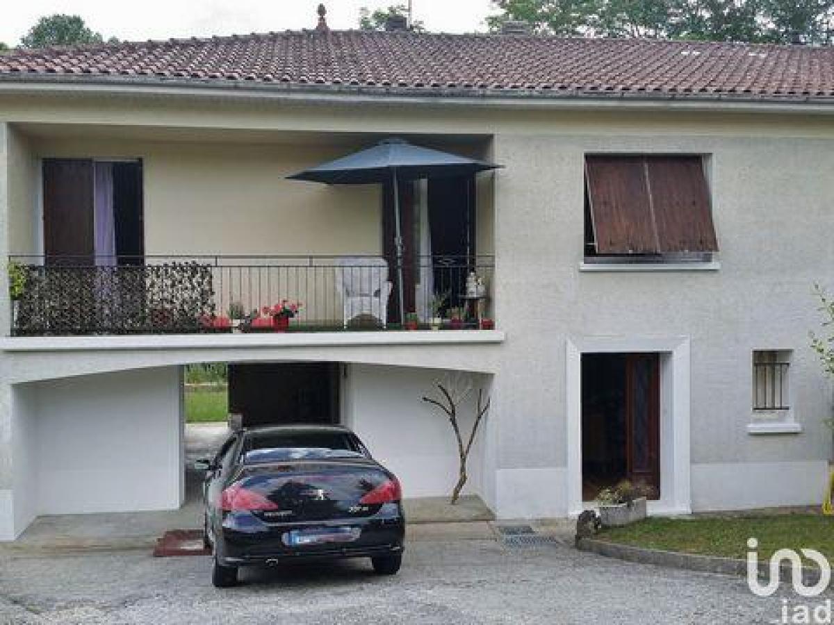 3 bedrooms House in Confolens, France No. 28011