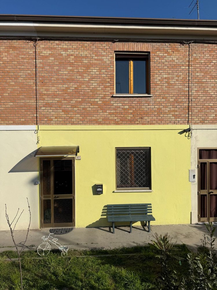 4 rooms House in Argenta, Italy No. 100871
