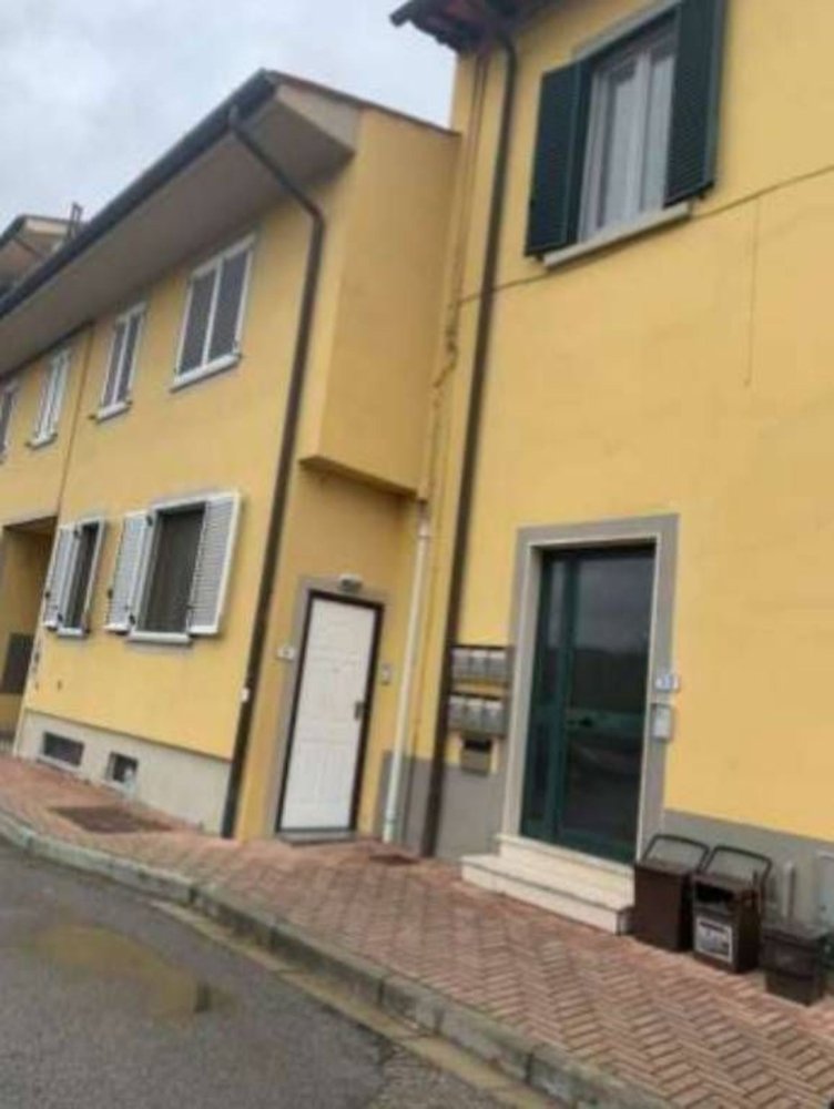 3 rooms Apartment in Capraia e Limite, Italy No. 40029