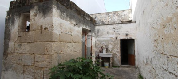 Дом с 3 комнатами в Франкавилла Фонтана, Италия № 24337 8