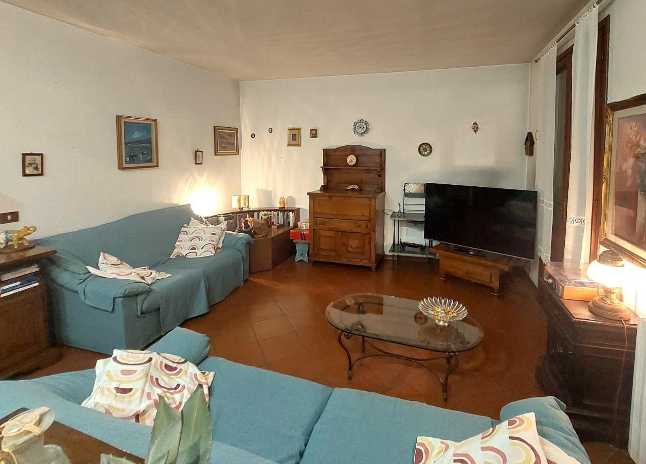 Вилла с 6 комнатами в Прато, Италия № 8611