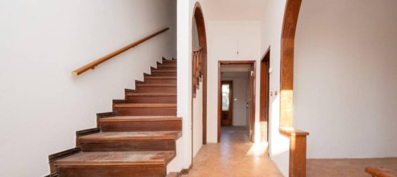 Casa de 7 habitaciónes en Quarrata, Italy No. 25770 5