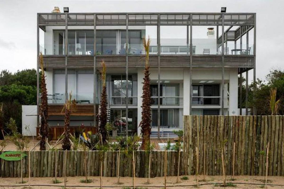 Casa de 5 dormitorios en Maldonado, Uruguay No. 933