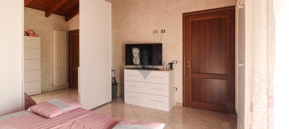 Дом с 6 комнатами в Джулианова, Италия № 179587 13