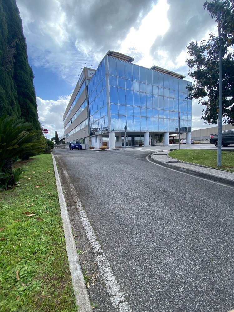 Здание 6520м² в Рим, Италия № 136144