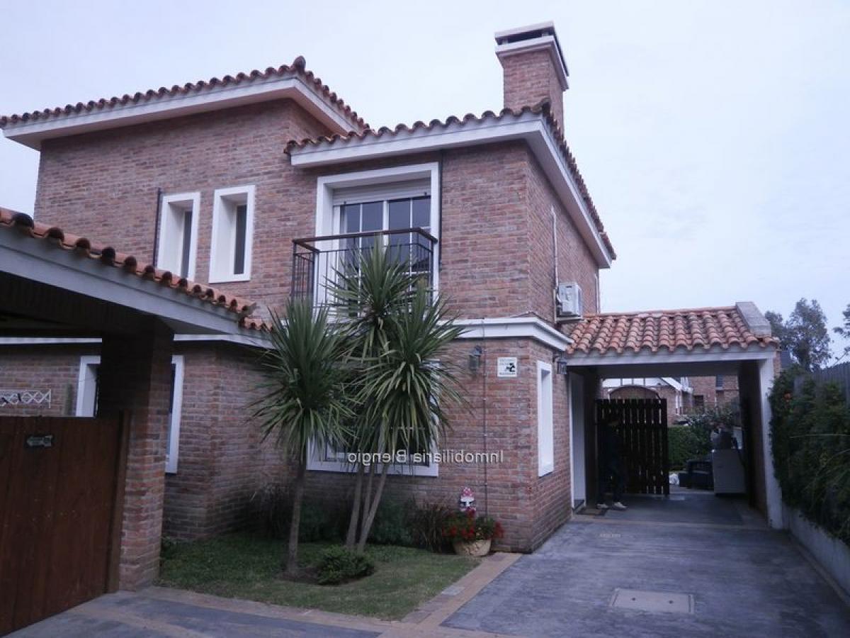 3 bedrooms House in Montevideo, Uruguay No. 3316