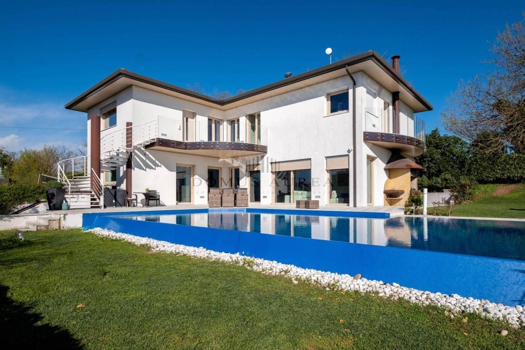 4 bedrooms Villa in Lavagno, Italy No. 150450