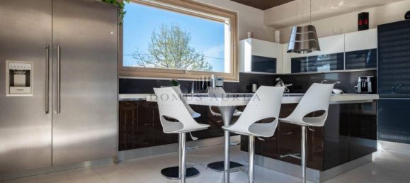 4 bedrooms Villa in Lavagno, Italy No. 150450 11