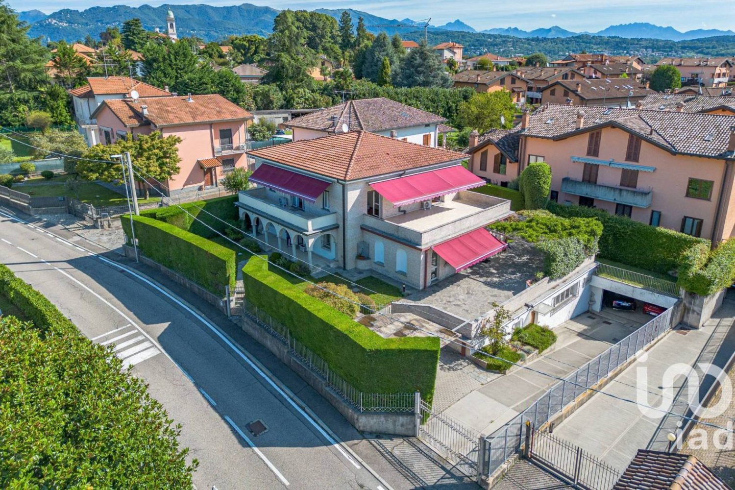 4 bedrooms Villa in Casnate con Bernate, Italy No. 360389