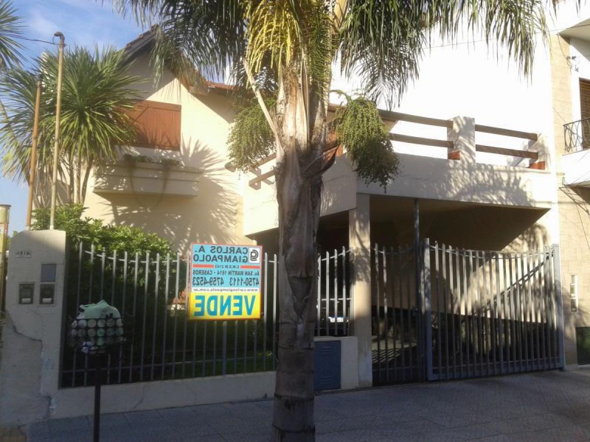 Casa de 4 dormitorios en General San Martín, Argentina No. 57363