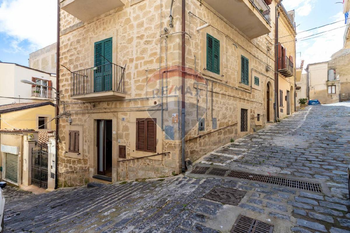 2 bedrooms House in Enna, Italy No. 131016