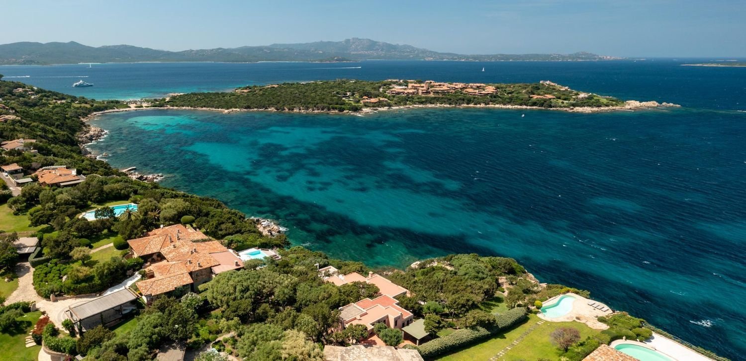 Villa de 5 habitaciónes en Olbia, Italy No. 129726