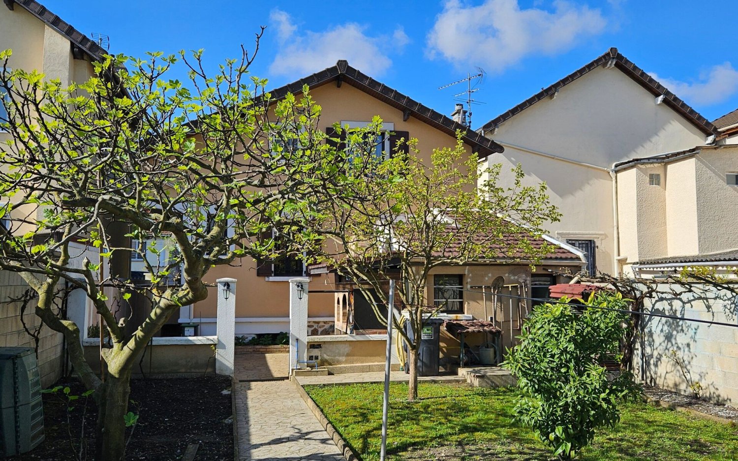 Casa de 4 dormitorios en Epinay-sur-Seine, France No. 183323