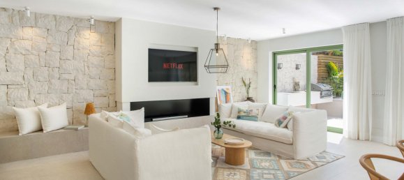 4 bedrooms Villa in Marbella, Spain No. 10115 2