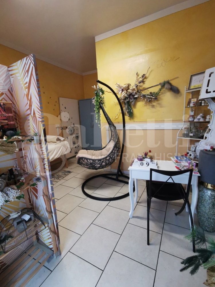 2 rooms Commercial property in Modena, Italy No. 54457