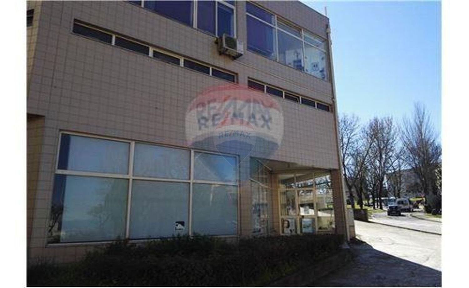 77m² Commercial property in Aborim, Portugal No. 33162