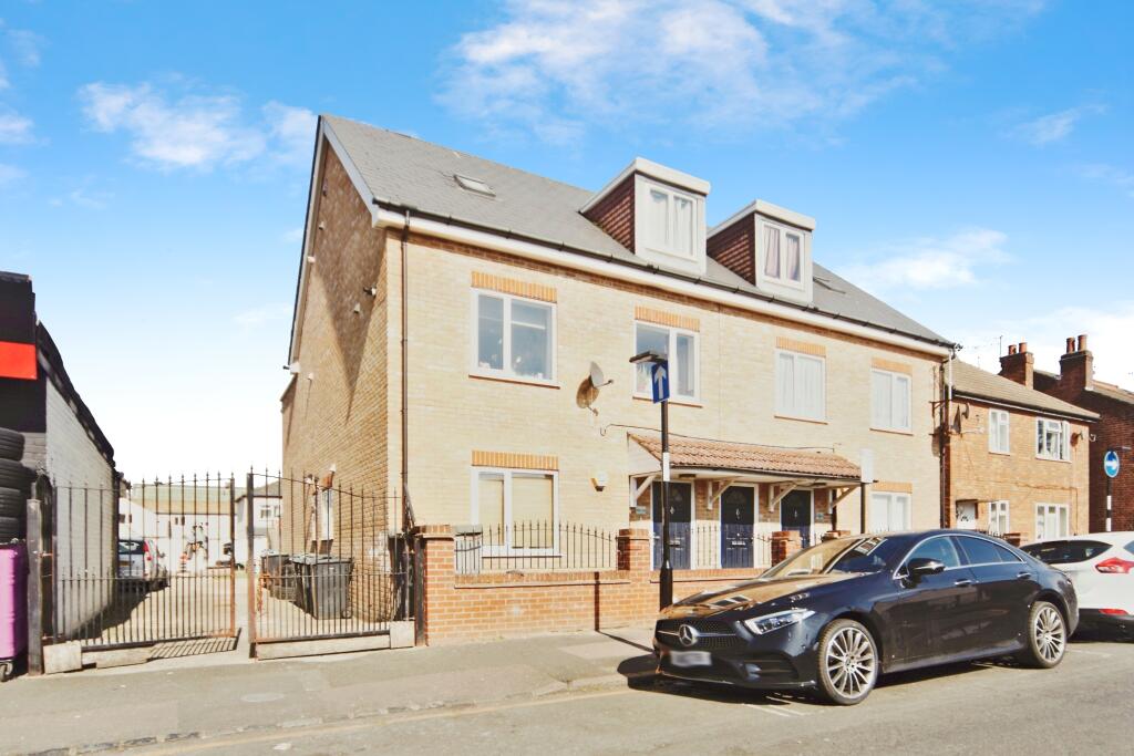 2 bedrooms Maisonette in South Croydon, United Kingdom No. 8066