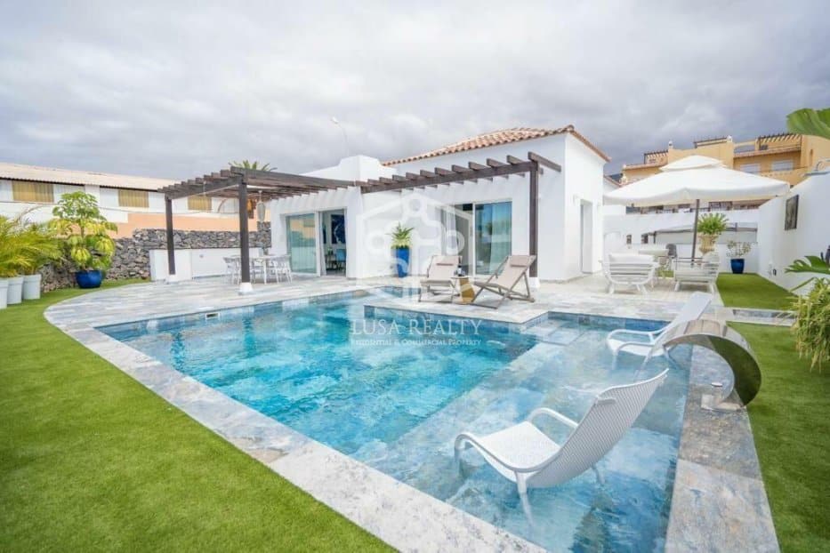 5 bedrooms Villa in Adeje, Spain No. 12424