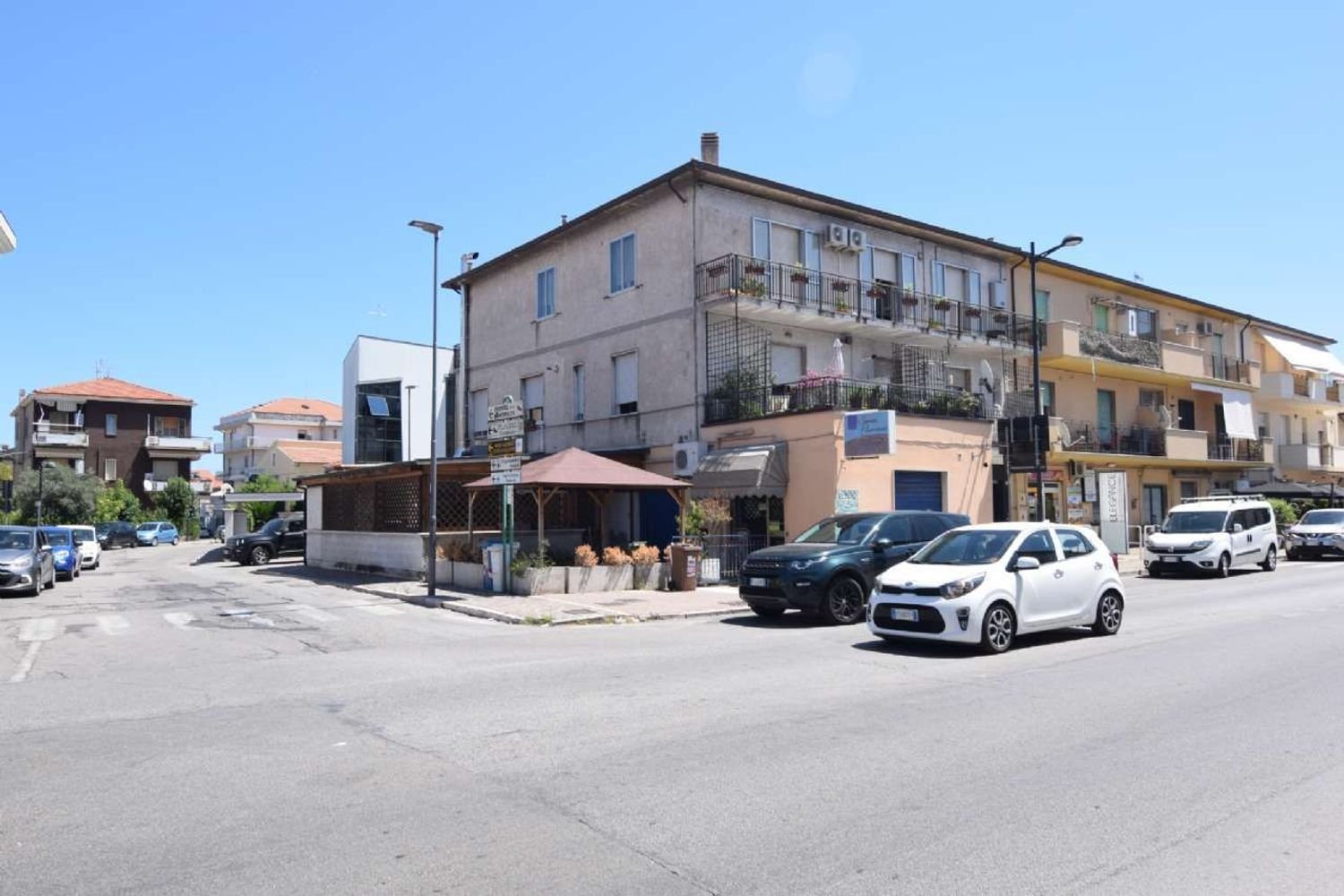 140m² Commercial property in Pescara, Italy No. 294499