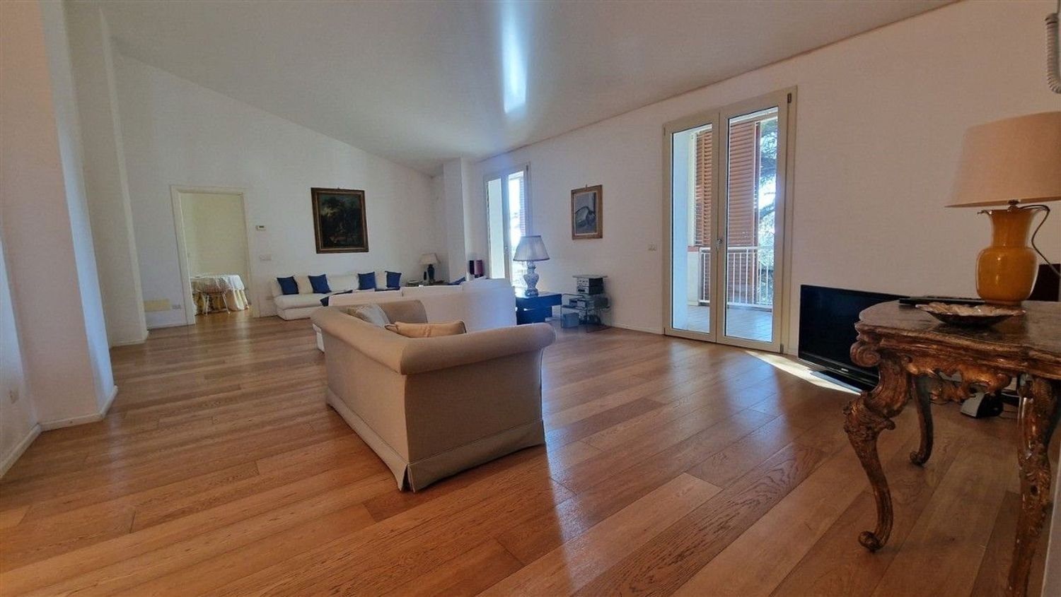 5 bedrooms Apartment in Parma, Italy No. 371133