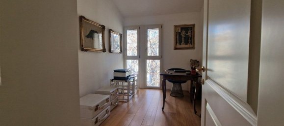 5 bedrooms Apartment in Parma, Italy No. 371133 19