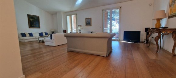 5 bedrooms Apartment in Parma, Italy No. 371133 2