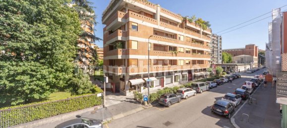 2 bedrooms Apartment in Milan, Italy No. 273496 12