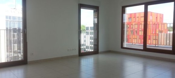 4 rooms Apartment in Saint-Denis, France No. 309211 4