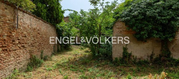 5 bedrooms House in Cento, Italy No. 131365 2