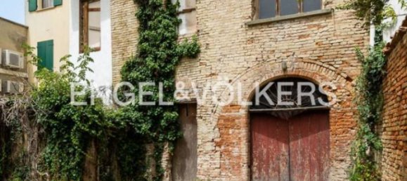 5 bedrooms House in Cento, Italy No. 131365 3