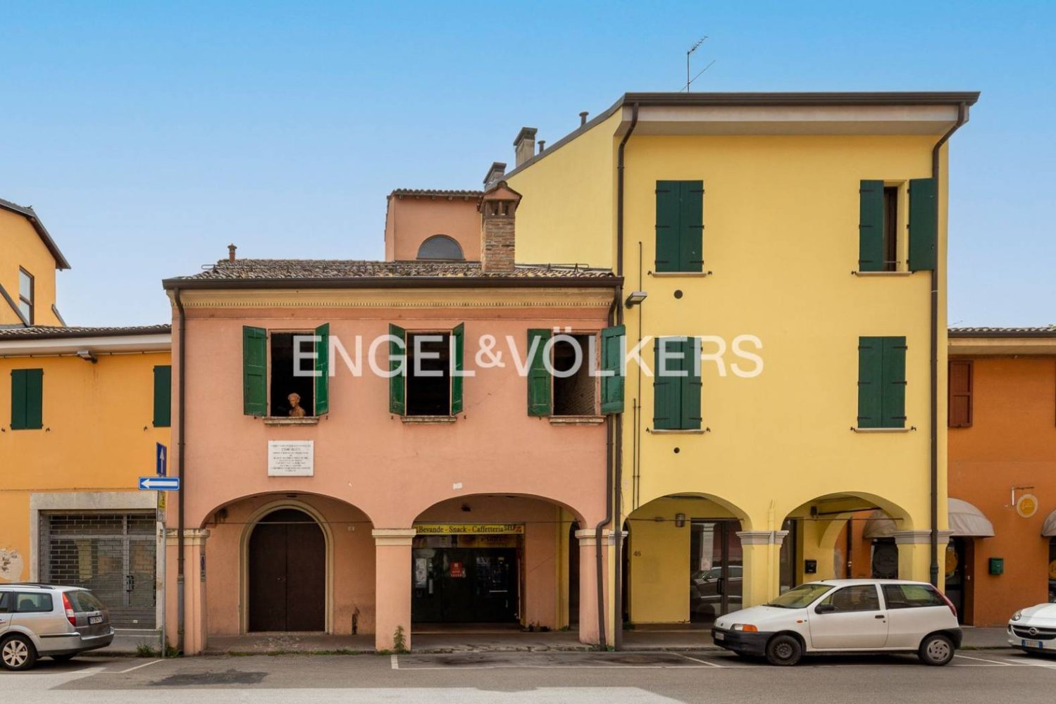 5 bedrooms House in Cento, Italy No. 131365